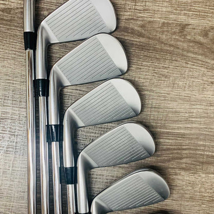 JPX 923 Tour Iron Set 4-P / Dynamic Gold Steel, Stiff