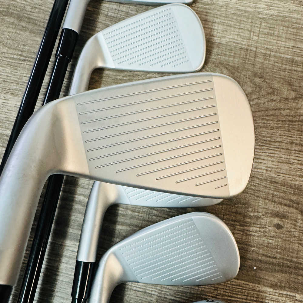 2023 P790 Iron Set 4-P / Mitsubishi MMT Graphite, Regular