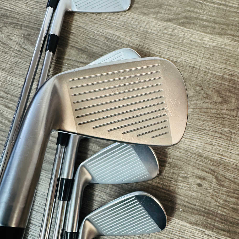 JPX 923 Tour Iron Set 4-P / Dynamic Gold Tour Issue Steel, X Stiff