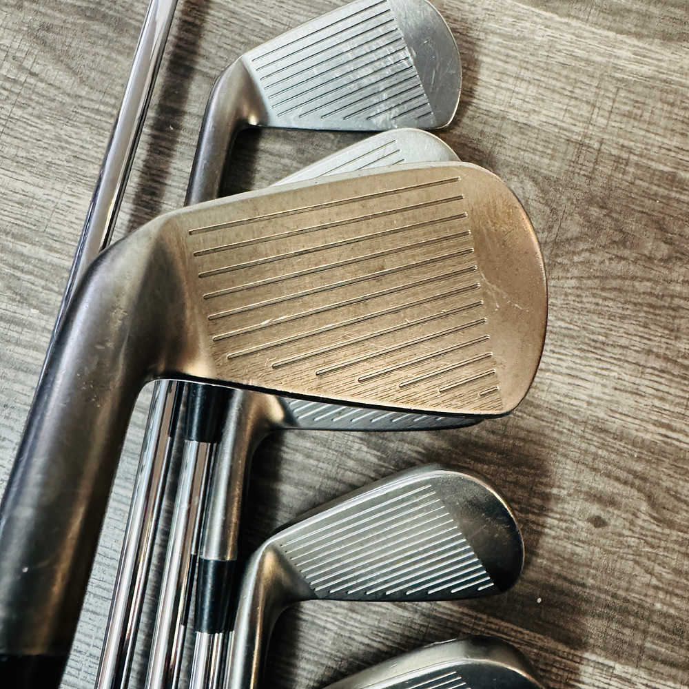 ZX7 MK II Black Iron Set 4-PW / Dynamic Gold Steel, X Stiff