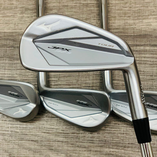 JPX 923 Tour Iron Set 4-P / Dynamic Gold Steel, Stiff
