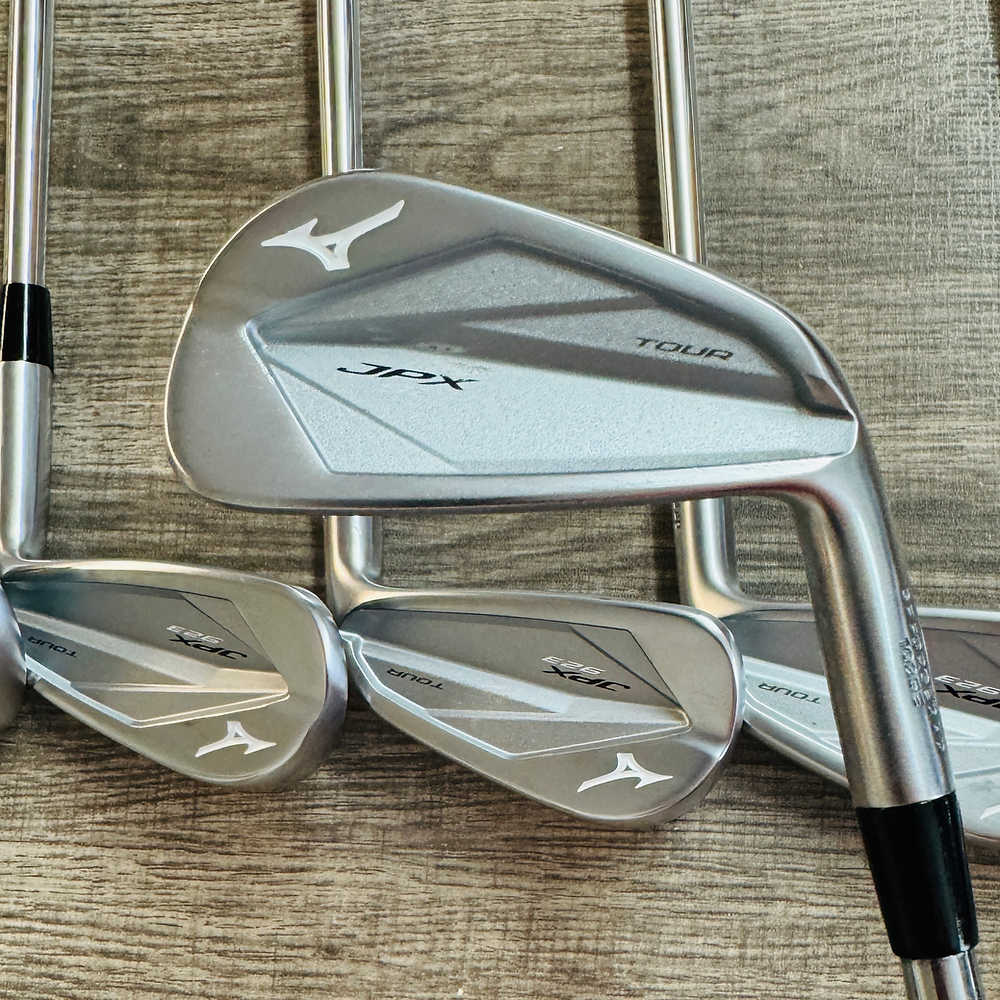 JPX 923 Tour Iron Set 4-P / Dynamic Gold Steel, Stiff
