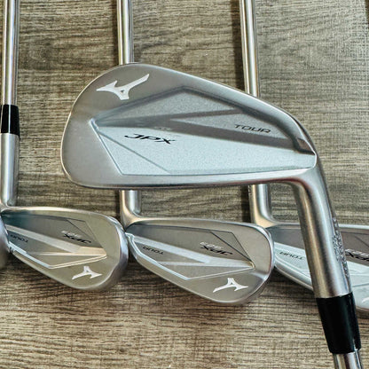 JPX 923 Tour Iron Set 4-P / Dynamic Gold Steel, Stiff