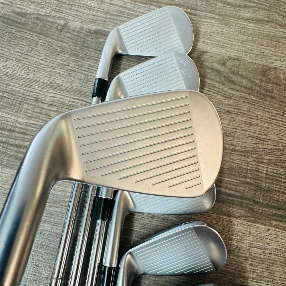 2024 Apex Pro Iron Set 4-P / Dynamic Gold Mid Steel, Stiff