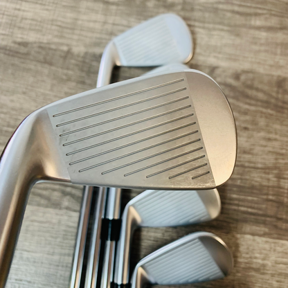 JPX 923 Tour Iron Set 4-P / Dynamic Gold Steel, Stiff