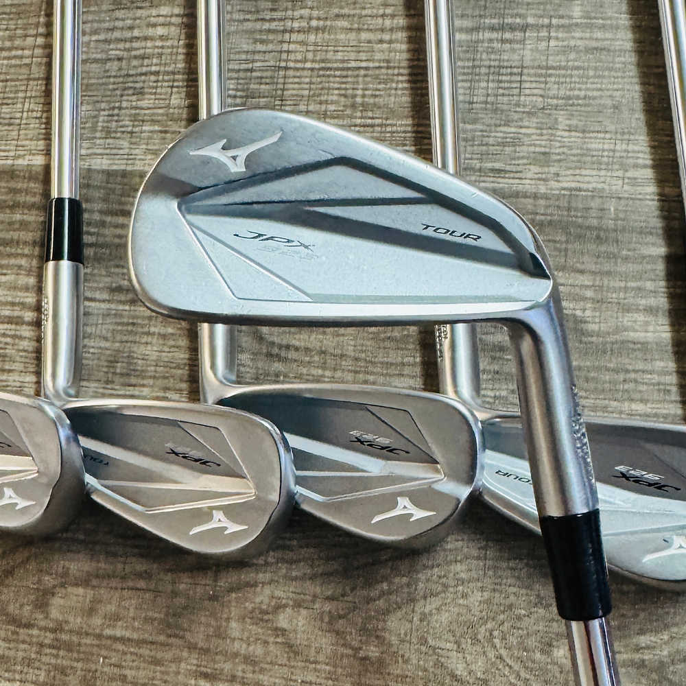 JPX 923 Tour Iron Set 4-P / Dynamic Gold Tour Issue Steel, X Stiff