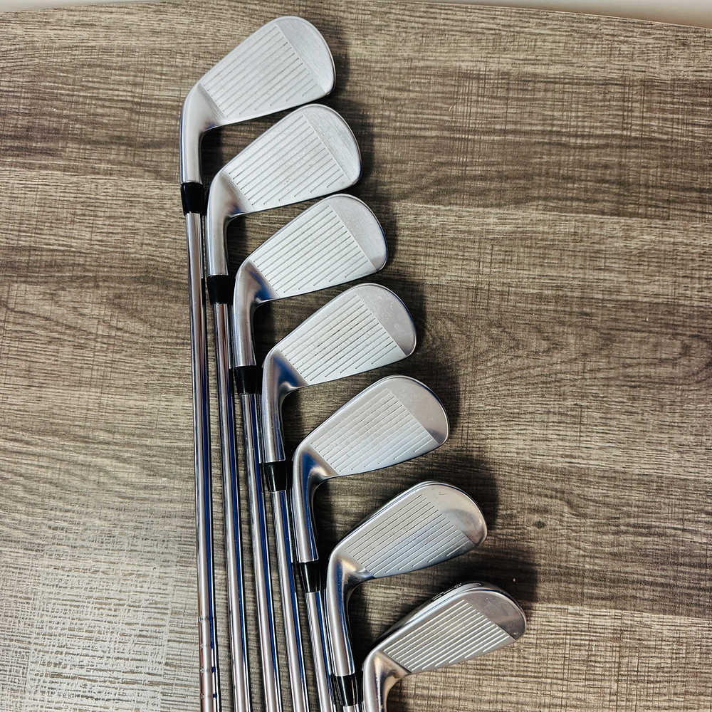 T200 Iron Set 4-P / AMT Black Steel, Stiff