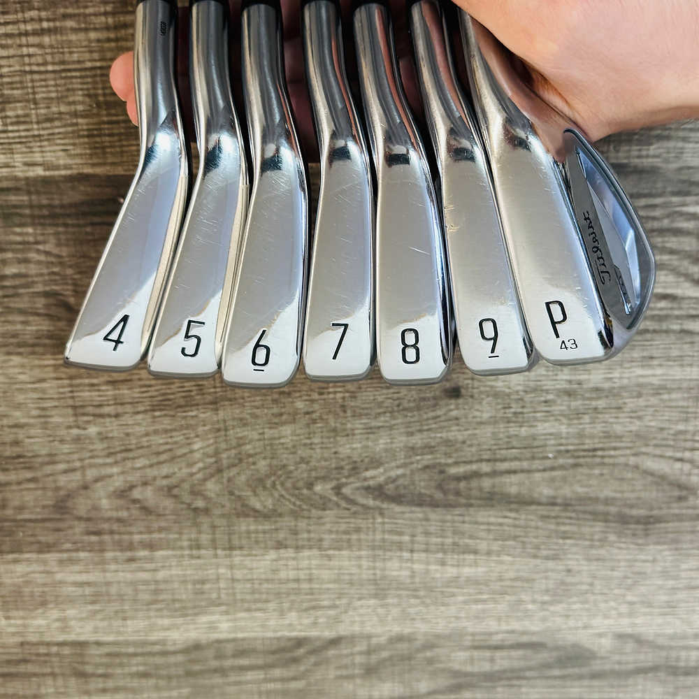 2023 T350 Iron Set 4-P / AMT Red Steel, Stiff